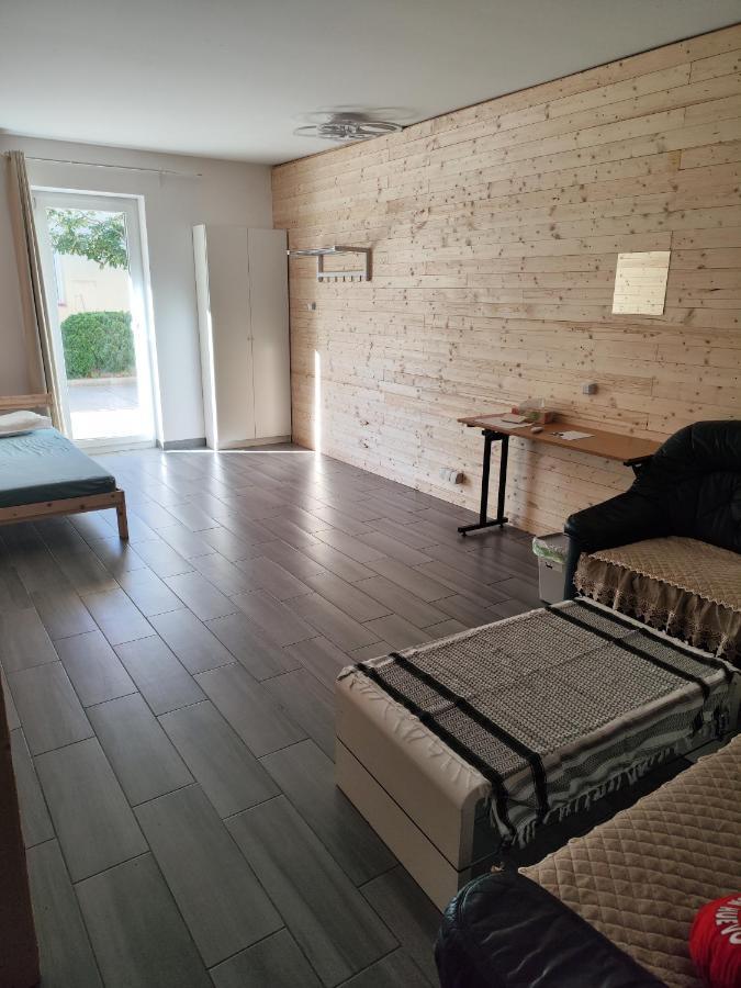 Erdgeschoss Wohnung Nahe Flughafen Vídeň Exteriér fotografie