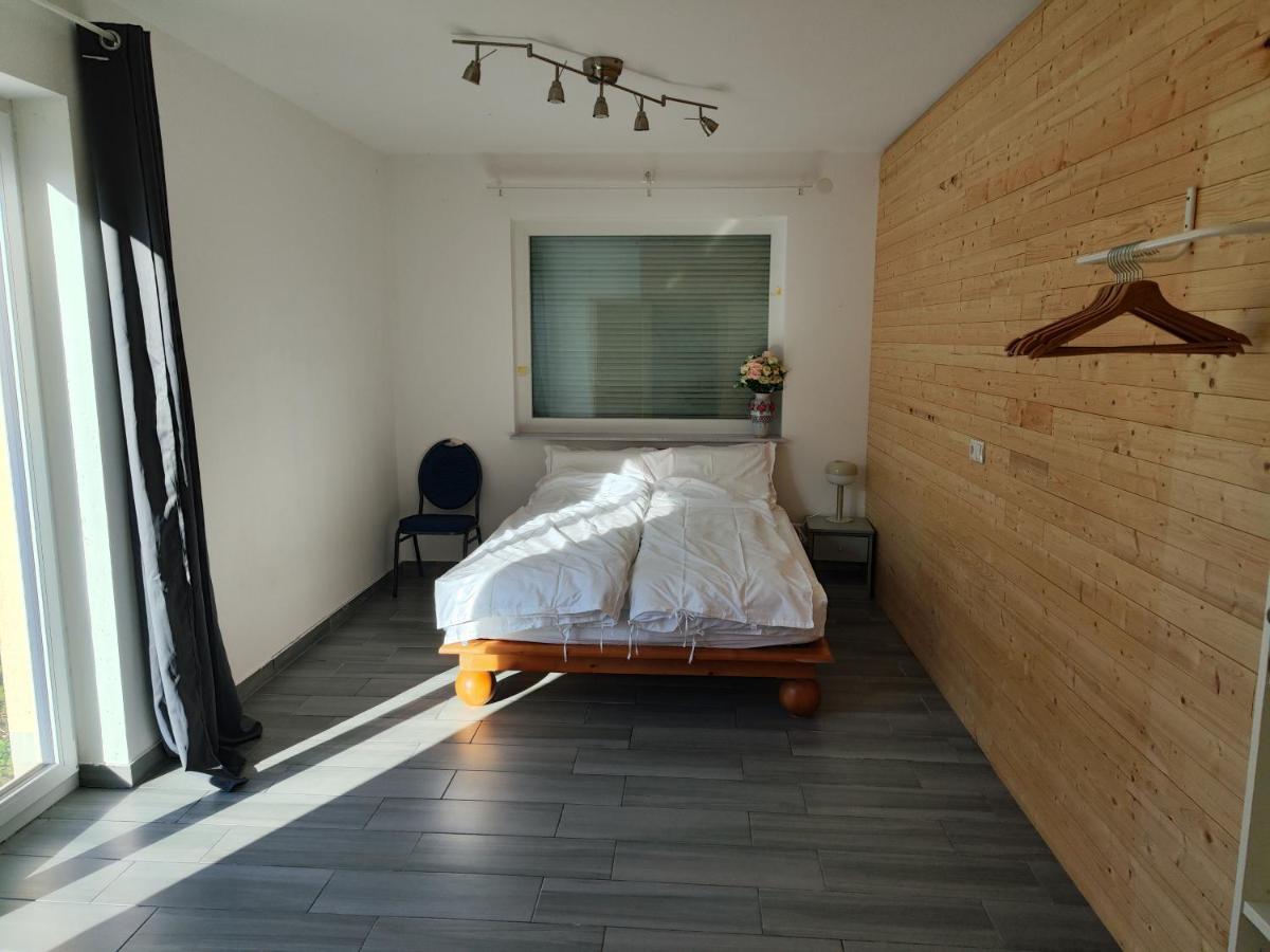 Erdgeschoss Wohnung Nahe Flughafen Vídeň Exteriér fotografie